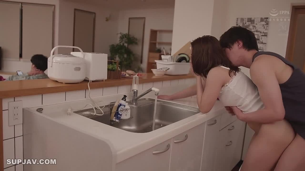 Em trai bí mật dí chị dâu ngay cả khi anh trai bên cạnh