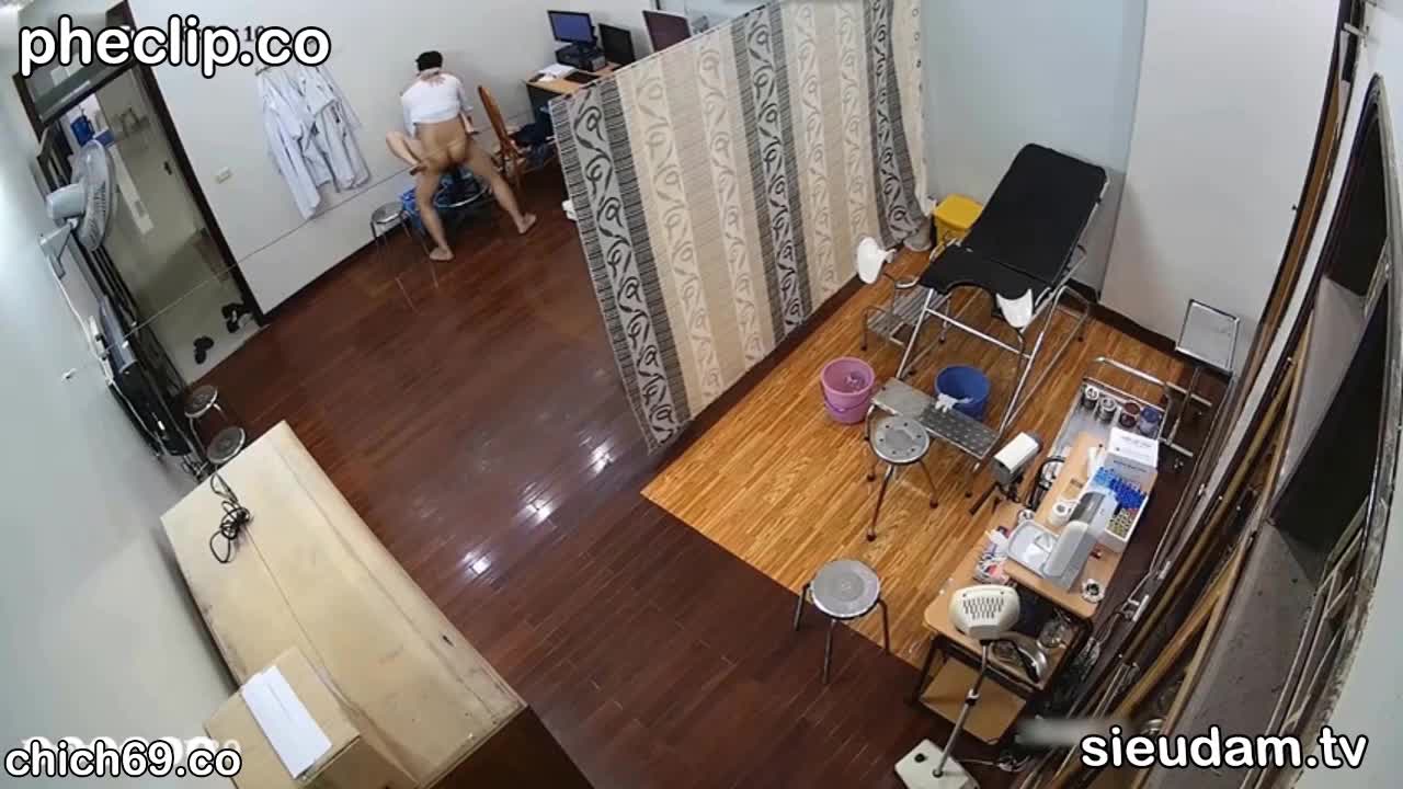 Bác Sĩ Phụ Khoa Chịch Em Nhân Viên Trong Giờ Làm Việc Sex Việt