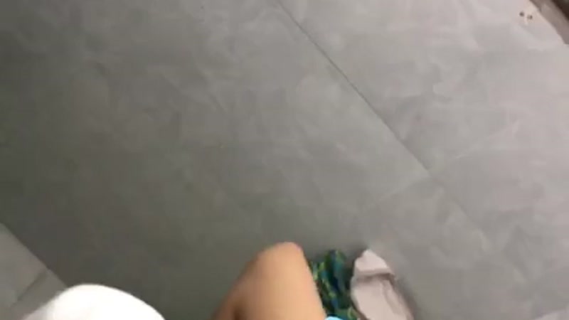 Cô hàng xóm đi tắm cung bị quay lén