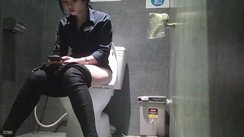 Quay video gái đi vệ sinh