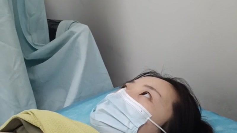 Quay video cô em đi khám ngực