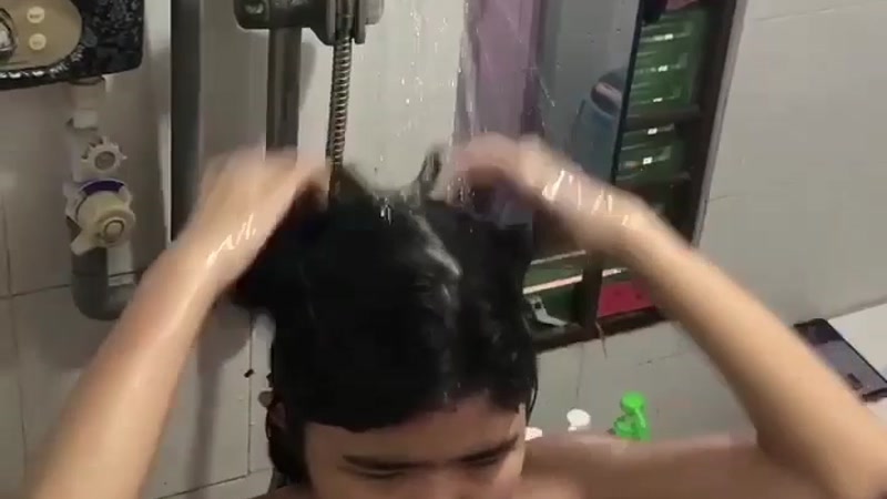 Quay cô em tắm rửa dâm đãng