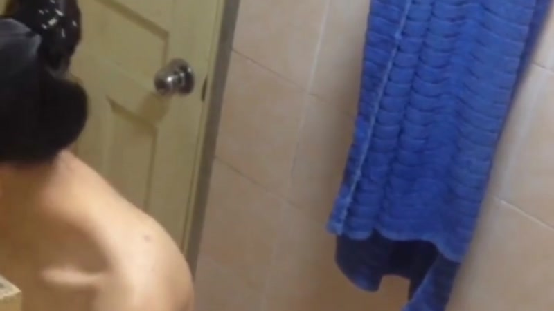 Nhìn trộm gái tắm
