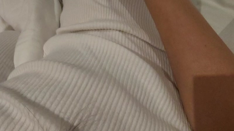 Vừa xem sex vừa bóp mông em