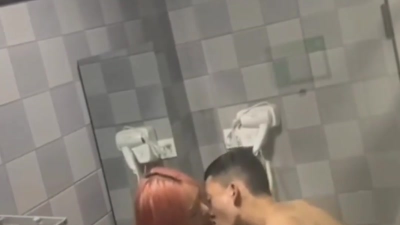 Quay trộm wc nhà nghỉ