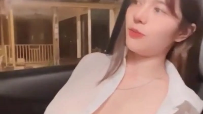 Em girl trắng xinh bú cu trên xe