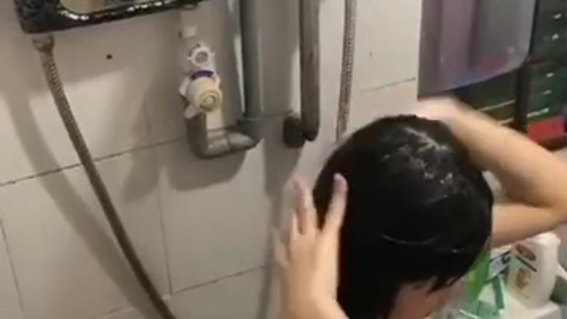 Quay trộm cô hàng xóm tắm