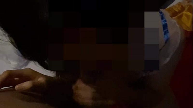 Bé đường bú cu dâm sướng không che