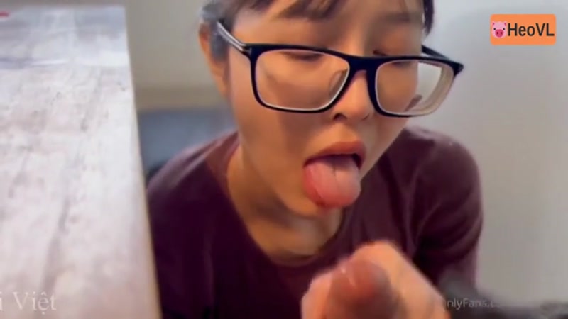 Cô em nứng ngậm buồi đã sướng quá thể