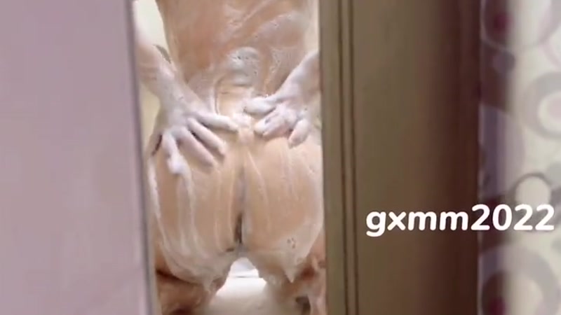 Quay trộm cô em tắm cực dâm