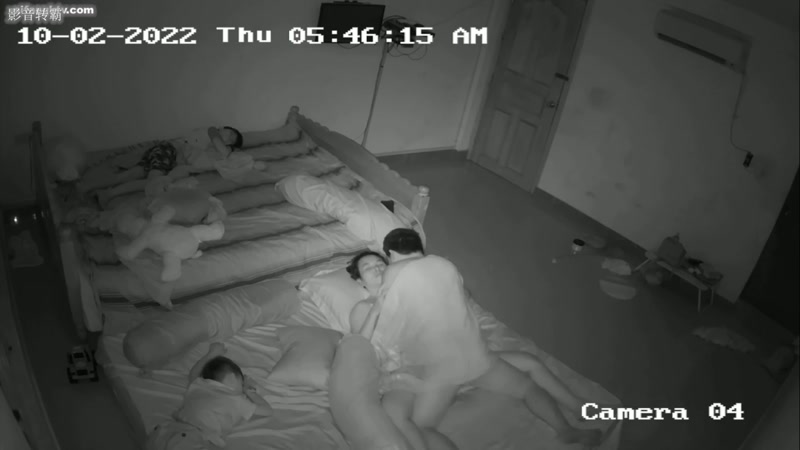 Hack cam nhà hàng xóm địt nhau lúc con ngủ