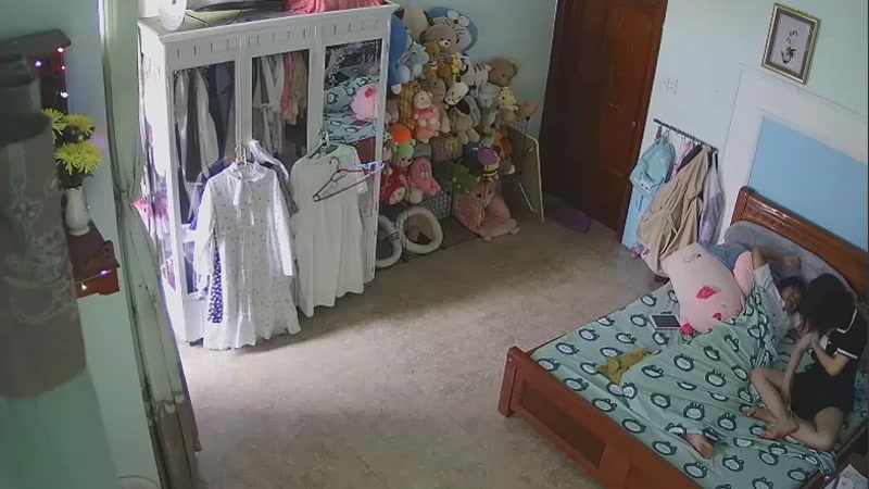 Thay đồ trước mặt anh đi