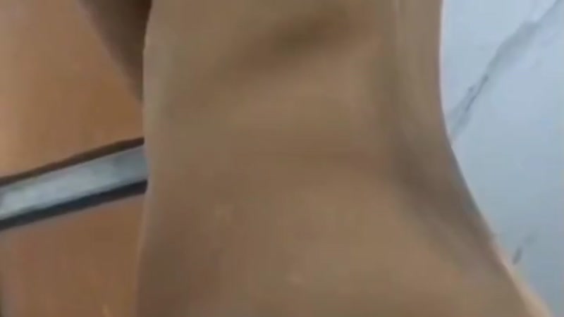 Quay video em gái khỏa thân đi vệ sinh