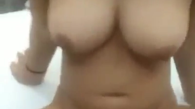 Cưỡi chịch gái nứng vú to