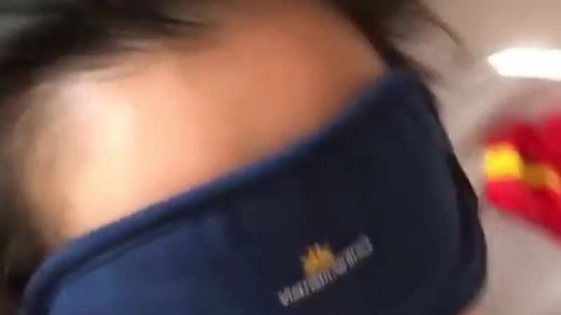 Em nhân viên vietnam airlines bú cu nứng vãi