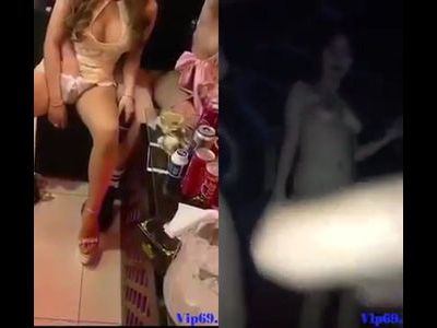 Em nhân viên quán hát phục vụ khách nhiệt tình tại chỗ