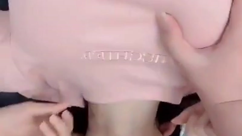 Bé gái áo hồng bú cu dâm quá