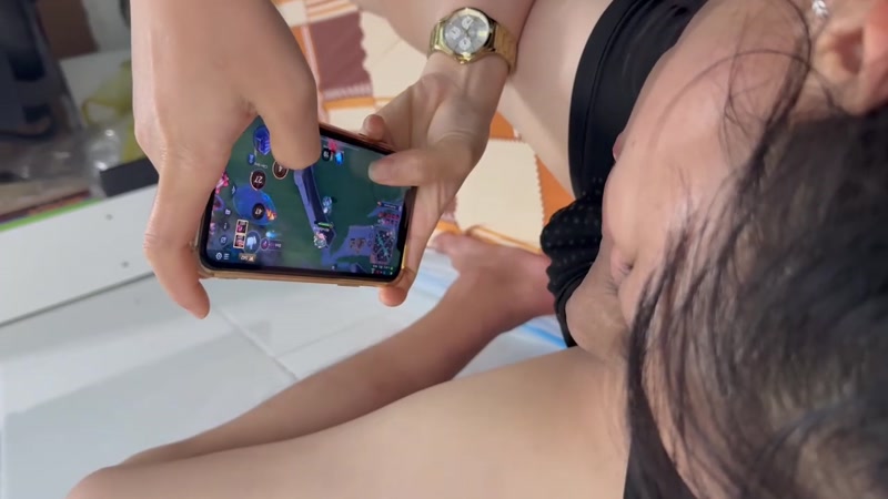 Em vừa chơi game vừa liếm cặc anh sướng quá